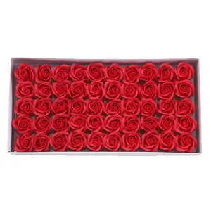 Scatola di 50 rose di sapone rosse artificiali per regali di matrimonio e San Valentino.