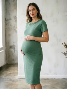 Élégante robe de maternité vert sauge à manches courtes en coton extensible doux.