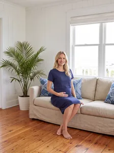 Robe d'allaitement à manches courtes bleu marine élégante portée dans un salon