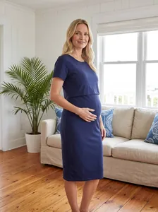 Détail montrant la conception fonctionnelle d'une robe d'allaitement bleu marine à manches courtes