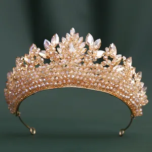 Gros plan d'une couronne de mariée de luxe avec cristaux champagne et perles d'or
