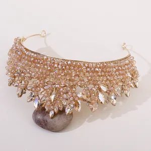 Vue détaillée du diadème de mariée de luxe orné de cristaux couleur champagne sur pierre