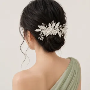 Elegantes Detail eines silbernen Blumen-Haarkamms mit Perlen auf einer Brautfrisur.