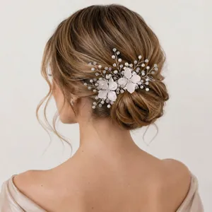 Eleganter Braut-Haarkamm mit handgefertigten rosa Blumen und weißen Perlenzweigen.