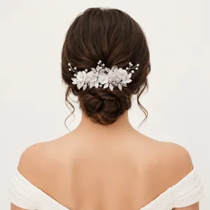 Eleganter handgefertigter Brauthaarkamm mit weißen Metallblumen und Perlen für Hochzeit