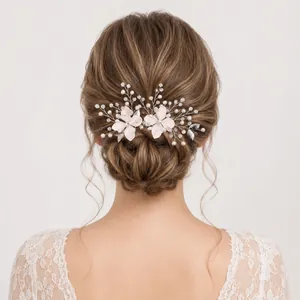 Eleganter handgefertigter Brauthaarkamm mit rosa Blumen und Perlen für die Hochzeitsfrisur.