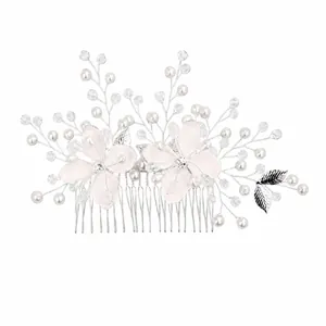 Eleganter handgefertigter Brauthaarkamm mit Metallblumen und zarten Perlenzweigen