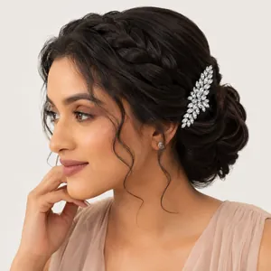 Vue détaillée d'une pince à cheveux en zircone marquise sur cheveux foncés tressés