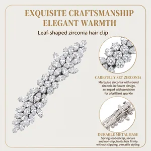 Détail macro d'une pince à cheveux fleurs en zircon avec clip à ressort et cristaux