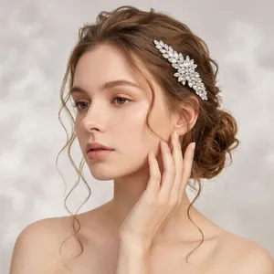 Barrette à cheveux argentée élégante avec oxydes de zirconium pour coiffure de mariée