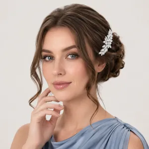 Pince à cheveux argentée élégante avec pierres en zircone marquise et motif feuille