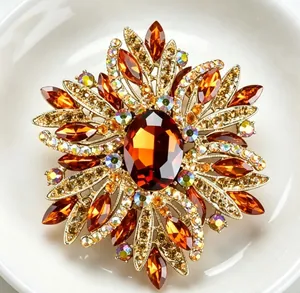 Vue détaillée d'une broche en cristal ambré en forme d'étoile avec des éclats