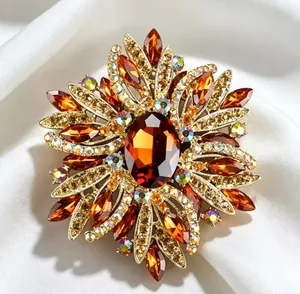 Vue rapprochée d'une grande broche en cristal ambré sur un tissu de satin blanc