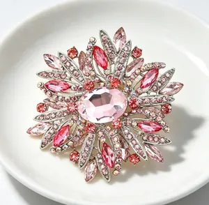 Détail macro exquis de la broche fleur en cristal rose avec base en alliage d'argent élégant