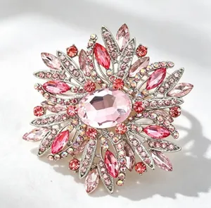 Vue détaillée d'une grande broche en cristal rose avec strass et alliage d'argent