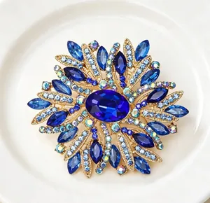 Vue détaillée d'une grande broche fleur en cristal bleu avec monture en alliage doré