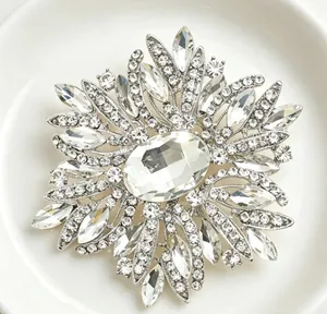 Vue détaillée en gros plan d'une grande broche fleur en cristal argenté et verre