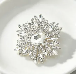 Vue détaillée d'une élégante broche soleil en cristal avec une base brillante en alliage.