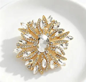 Élégante broche rayon de soleil dorée avec cristaux clairs étincelants et strass marquise