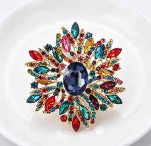Vue macro d'une broche étoile en cristal coloré avec une gemme centrale bleu marine