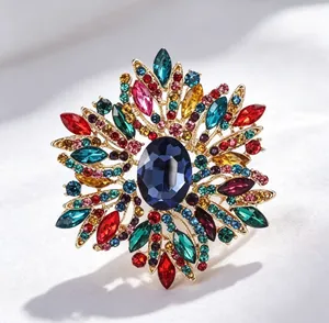 Vue détaillée d'une broche en cristal multicolore sur tissu blanc