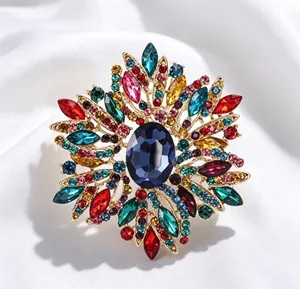 Vue détaillée d'une broche vintage dorée avec des pétales de cristal multicolores