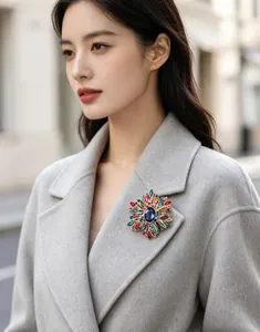 Broche fleur en cristal vibrant sur un manteau en laine grise, accessoire d'hiver élégant.