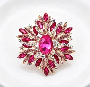 Gros plan détaillé d'une luxueuse broche fleur en cristal rose pour la mode féminine