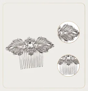 Vue détaillée du peigne à cheveux en forme d'aile avec des strass étincelants et des dents.