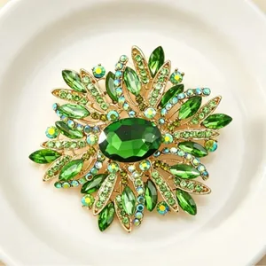 Grande broche fleur élégante avec cristaux verts et strass pour manteaux femme