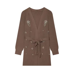 Gilet en maille marron élégant avec ornements en strass brillants et ceinture