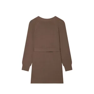 Vue arrière détaillée d'un cardigan en maille marron élégant avec ceinture pour femmes