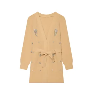 Cardigan élégant en maille beige avec perles de cristal et ceinture assortie