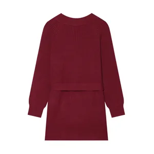 Vue arrière d'un gilet en maille bordeaux élégant avec un détail de ceinture assortie