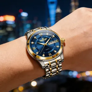 Primo piano di un orologio al quarzo da uomo con quadrante blu e cinturino in acciaio bicolore.