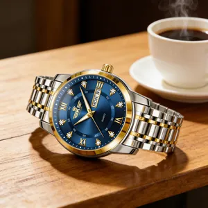 Primo piano di un orologio da uomo con quadrante blu su un tavolo di legno con caffè