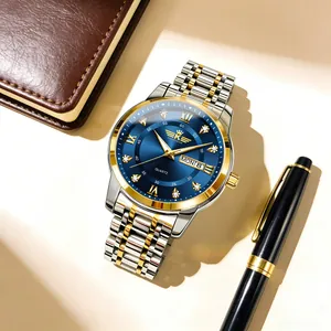 Dettaglio dell'orologio da uomo di lusso con quadrante blu e numeri romani