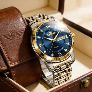 Primo piano di un orologio bicolore con quadrante blu e datario in scatola