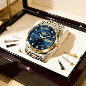 Vista dettagliata dell'orologio da uomo di lusso con quadrante blu e cinturino in acciaio