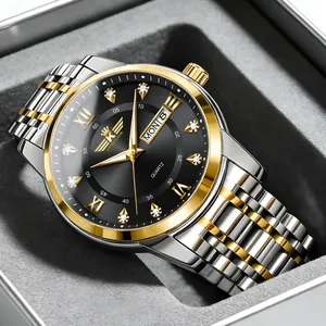 Primo piano di un orologio da uomo bicolore con quadrante nero e numeri romani eleganti.