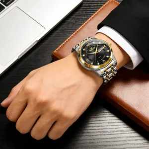 Vista dettagliata di un orologio al quarzo da uomo con cinturino in acciaio sul polso