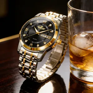 Dettaglio orologio al quarzo da uomo di lusso con cinturino in acciaio dorato e indici diamantati.