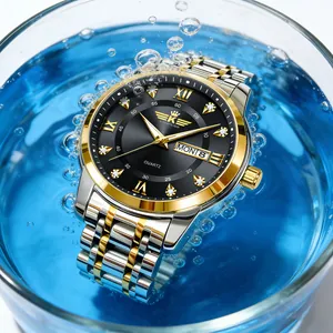 Dettaglio ravvicinato di un orologio al quarzo da uomo che mostra la sua impermeabilità in acqua blu