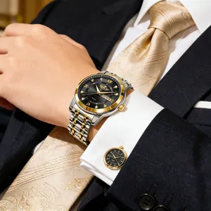 Dettaglio di orologio da uomo di lusso con cinturino bicolore e quadrante nero