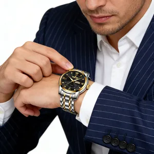 Primo piano di un orologio da uomo in acciaio bicolore con diamanti e numeri romani