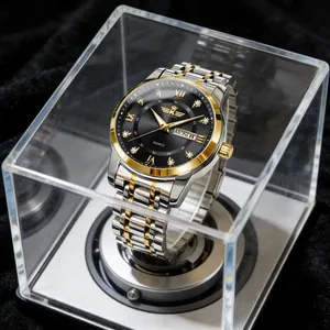 Primo piano di un orologio in acciaio bicolore con numeri romani e quadrante con diamanti