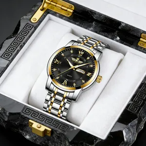 Dettaglio orologio al quarzo lusso da uomo con doppio calendario e numeri romani oro