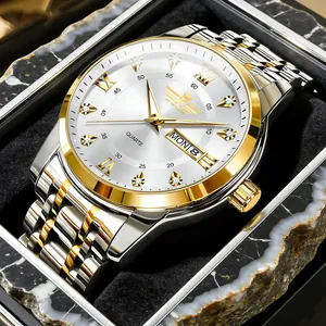 Vista dettagliata dell'orologio bicolore da uomo con numeri romani e doppio datario