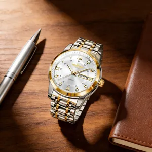 Primo piano dell'orologio da uomo in acciaio bicolore con numeri romani e datario