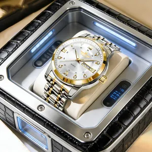 Dettaglio macro di orologio bicolore da uomo con numeri romani e indici diamantati